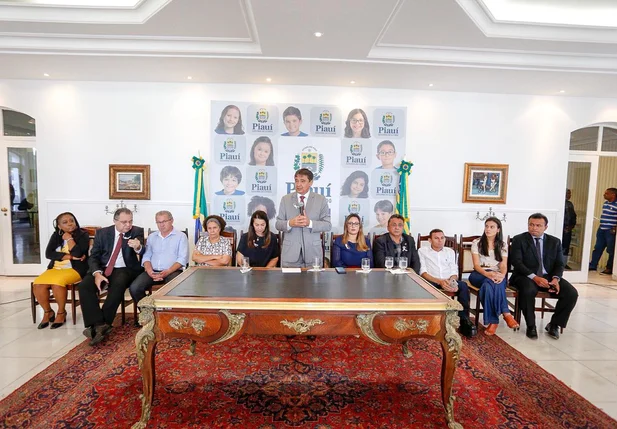 Entrega de equipamentos para 16 hospitais no Palácio de karnak 