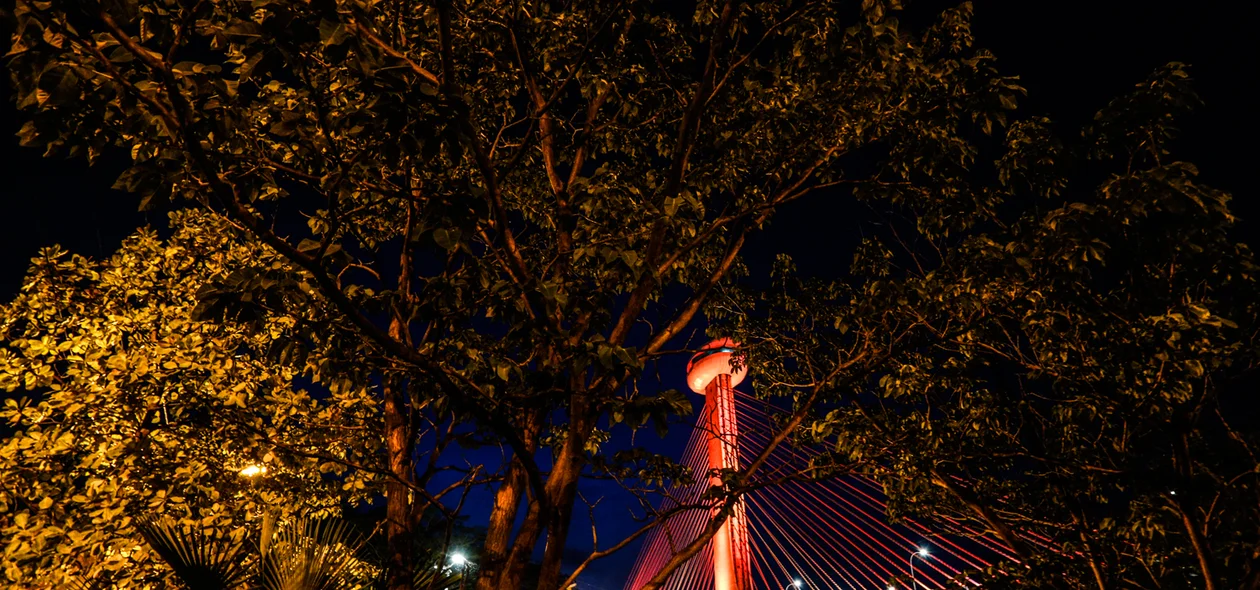 Iluminação vermelha da Ponte Estaiada deve se estender até o dia 31 de dezembro