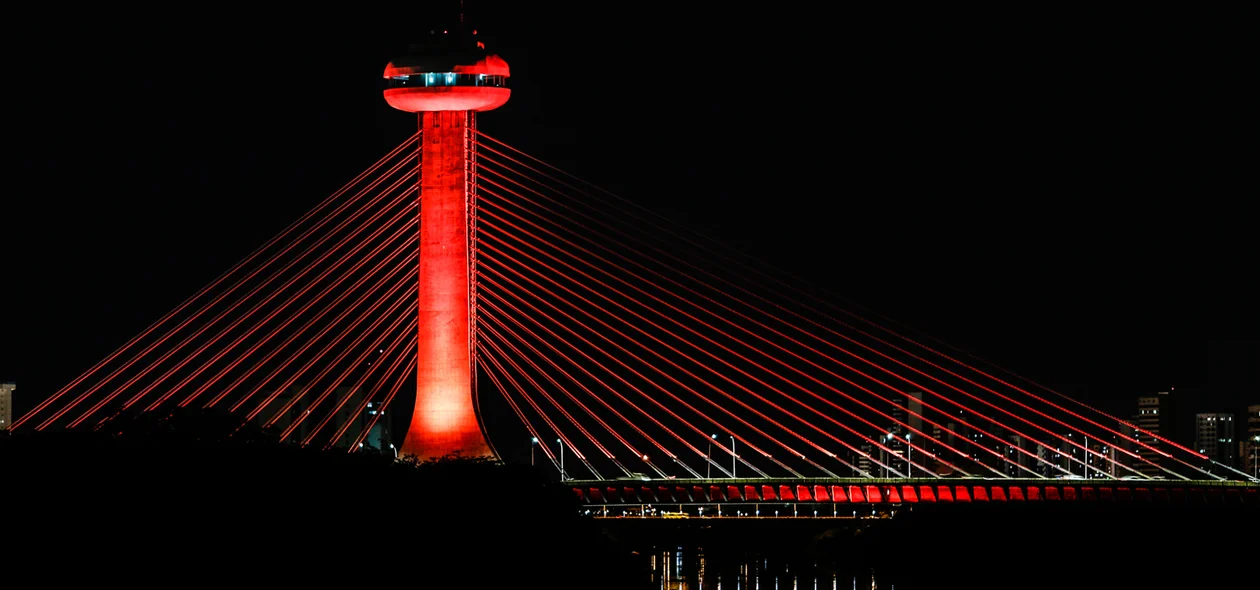 Estaiada recebe iluminação especial na Ação Dezembro Vermelho, que marca o enfrentamento pelo HIV