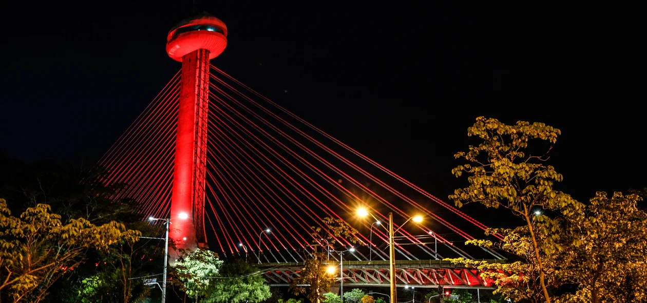 Ponte Estaiada João Isidoro França recebe iluminação vermelha em dezembro