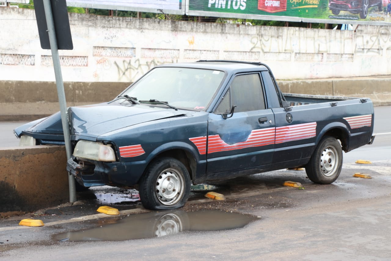 Veículo colidiu na mureta da Ponte Juscelino Kubitschek