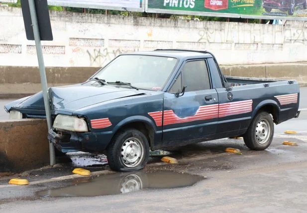 Veículo colidiu na mureta da Ponte Juscelino Kubitschek