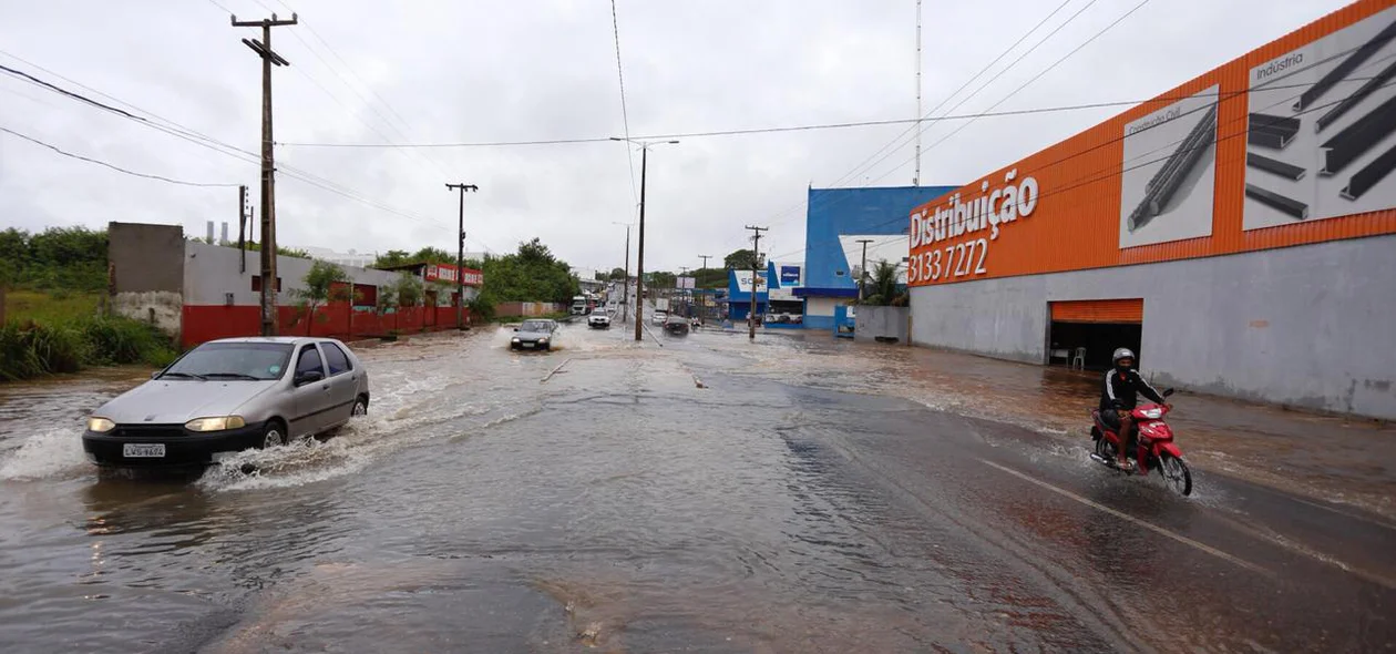 Avenida Joaquim Nelson alagada
