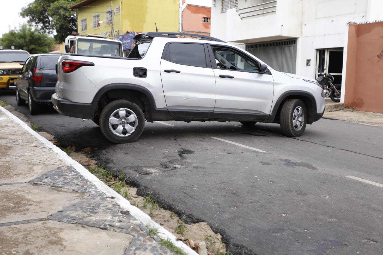 Carro ficou atravessado na via pública 