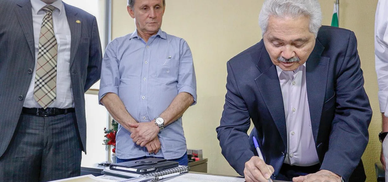 Elmano Assinando ordem de serviço da obra