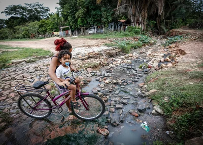 Moradora tem dificuldade de atravessar a rua 