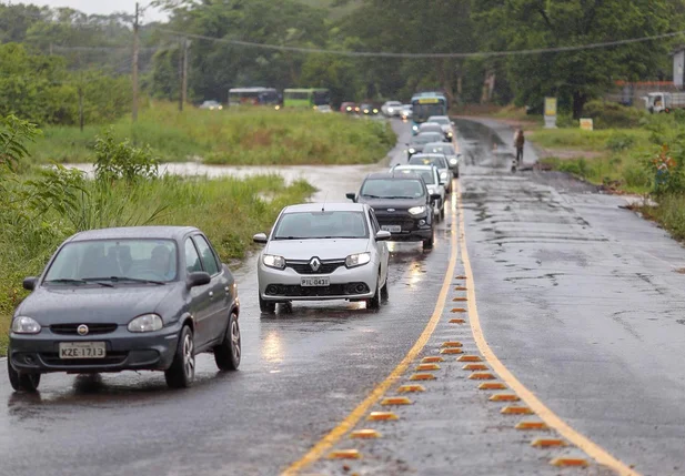 Trecho da BR-343 é interditado parcialmente pela PRF