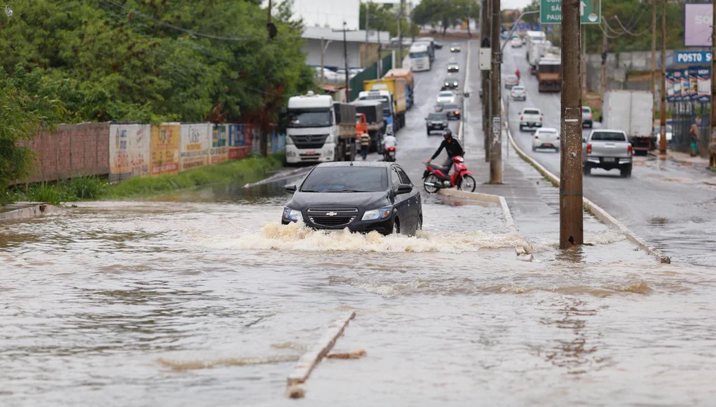 Parte da avenida Joaquim Nelson alagada