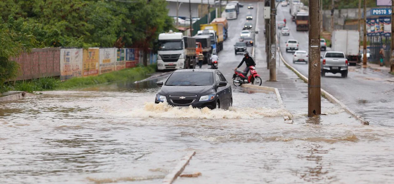 Parte da avenida Joaquim Nelson alagada