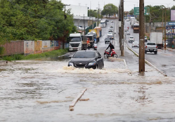 Parte da avenida Joaquim Nelson alagada