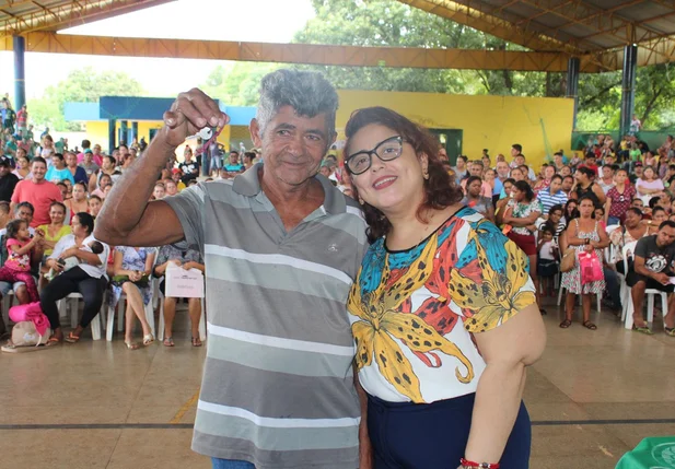 Prefeita Patrícia Leal entrega chave de casa do Residencial Cézar Leal em Altos