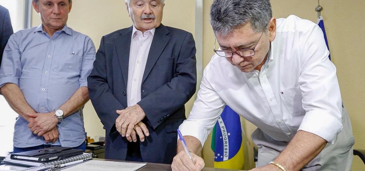 Superintendente assinando ordem de serviço da obra
