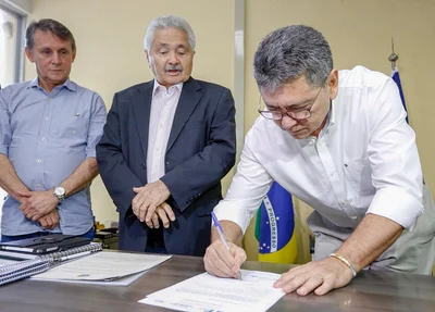Superintendente assinando ordem de serviço da obra