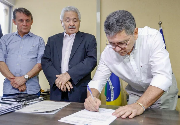 Superintendente assinando ordem de serviço da obra