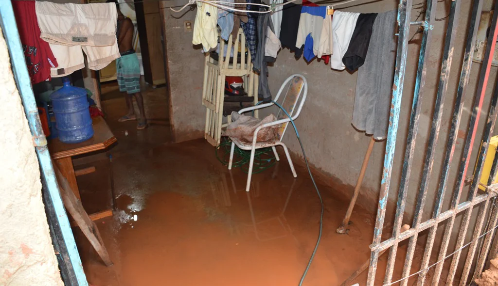 Água e lama invadem casa no bairro Paroquial em Picos