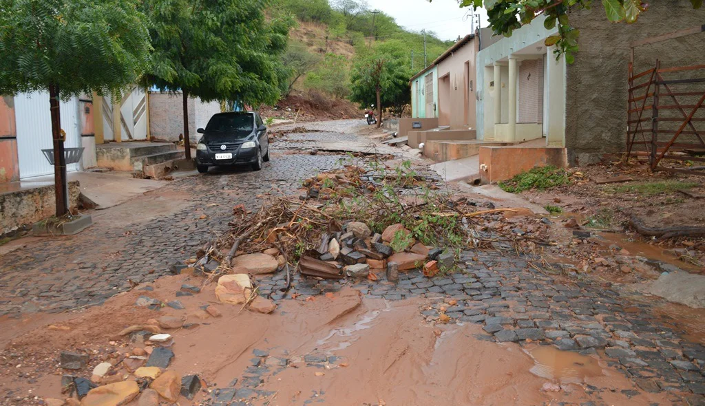 Após enxurrada rua de Picos ficou cheia de entulho