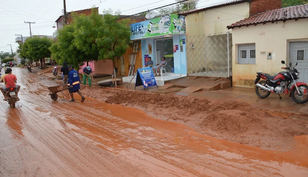 Avenida principal do bairro também foi invadida pela lama