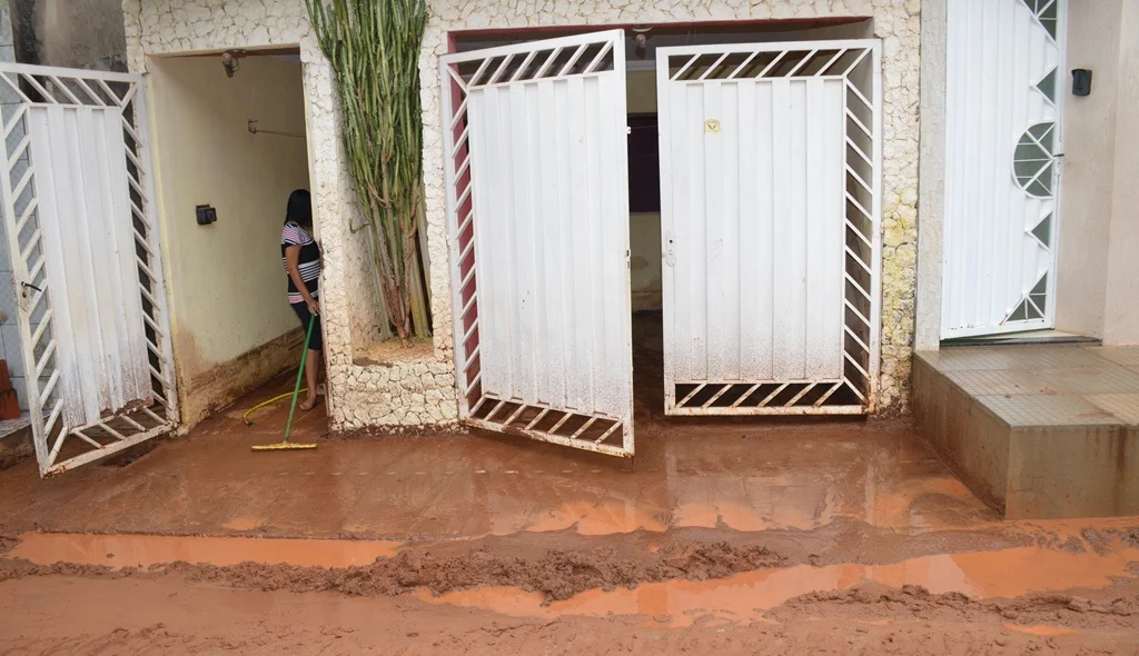 Casa foi invadida pela lama