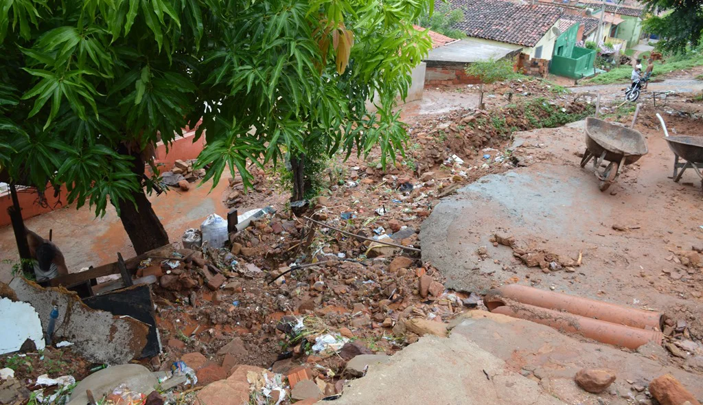 Enxurrada causa estragos no bairro Paroquial