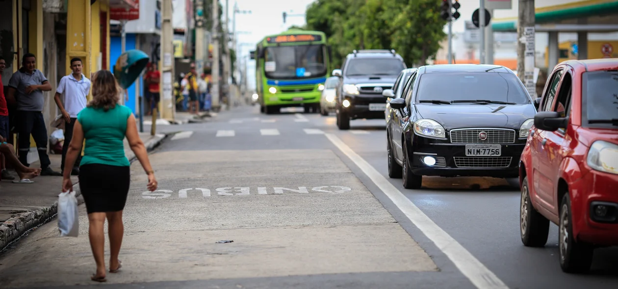 Faixa exclusiva para ônibus na avenida Joaquim Nelson 