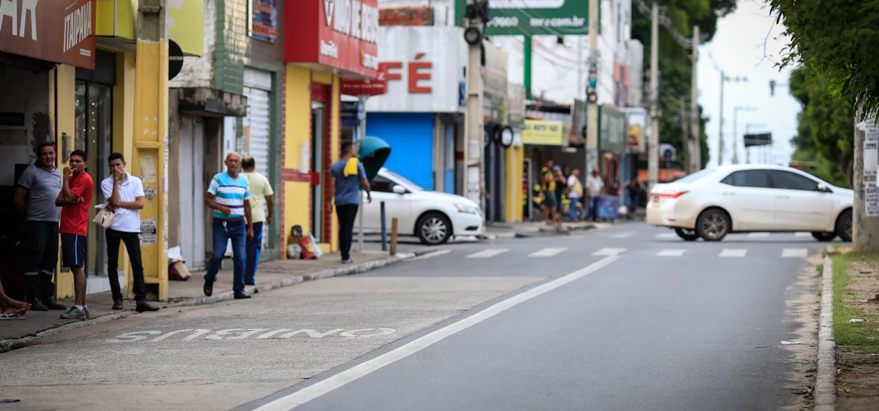 Faixa exclusiva para ônibus  na avenida Joaquim Nelson