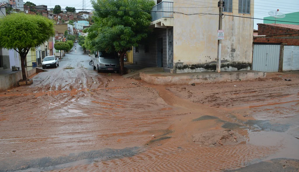 Lama toma conta do cruzamentoo das ruas Piauí e João XXIII