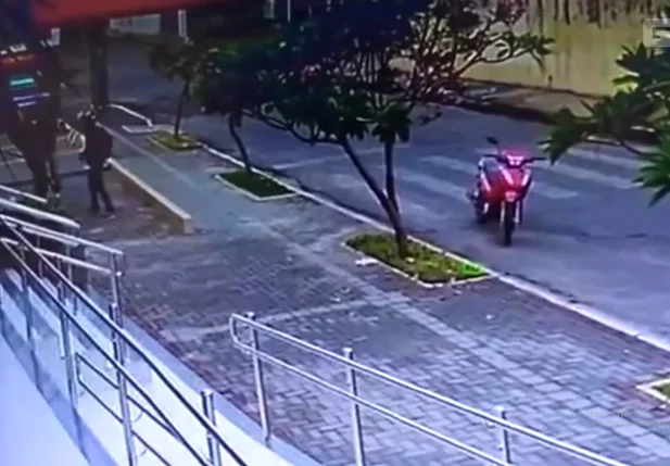 Momento em que engenheiro é assaltado 