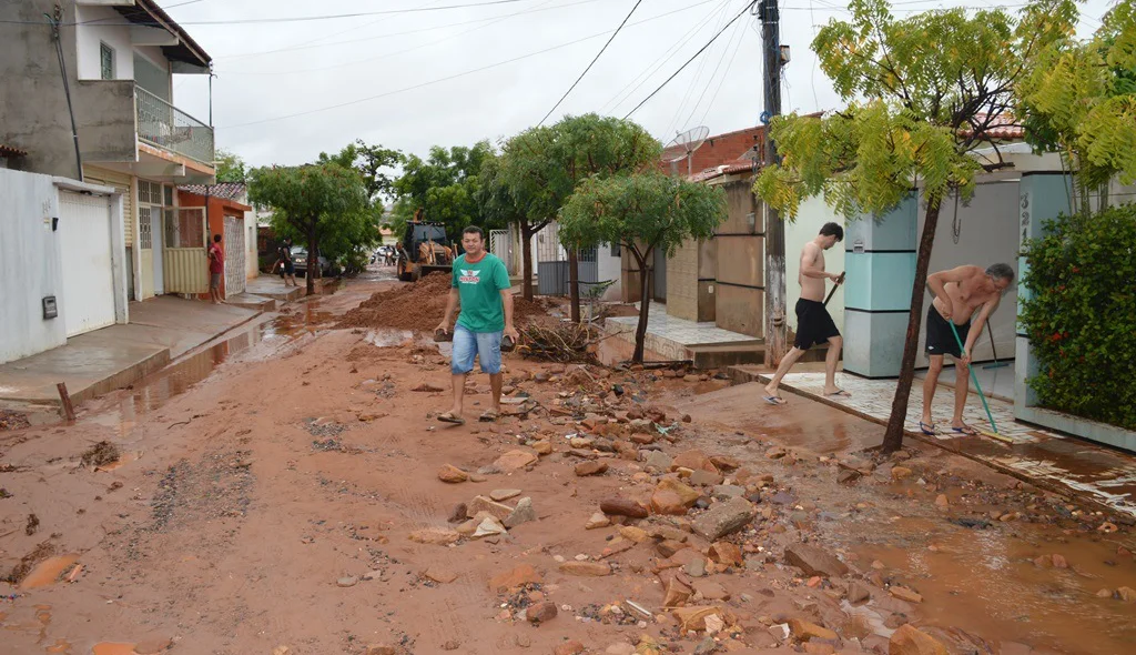 Moradores limpam residências