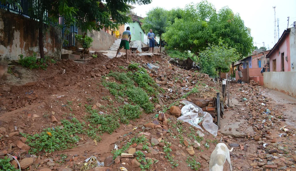 Moradores procuram amenizar o problema