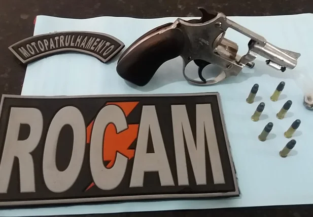 O adolescente portava ilegalmente uma arma de fogo