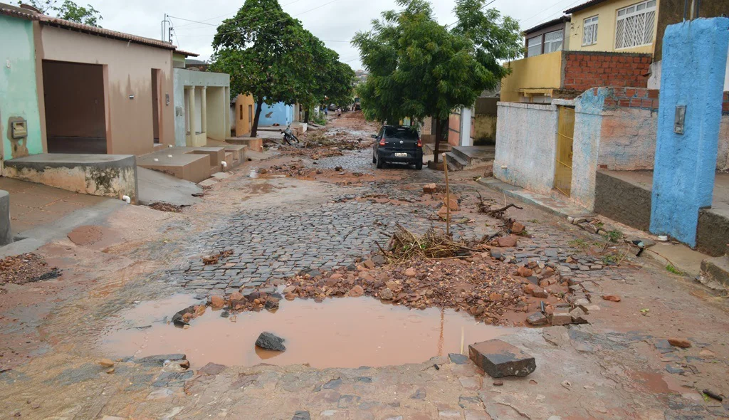 Pedras e entulhos trazidos pela enxurrada