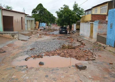 Pedras e entulhos trazidos pela enxurrada