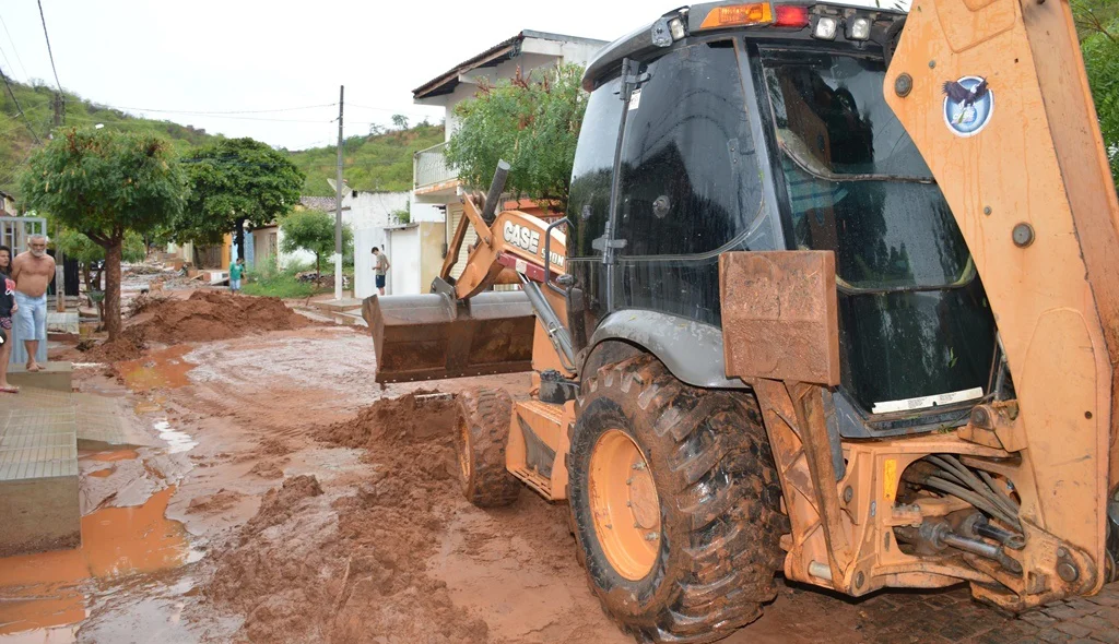 Prefeitura faz a retirada do entulho