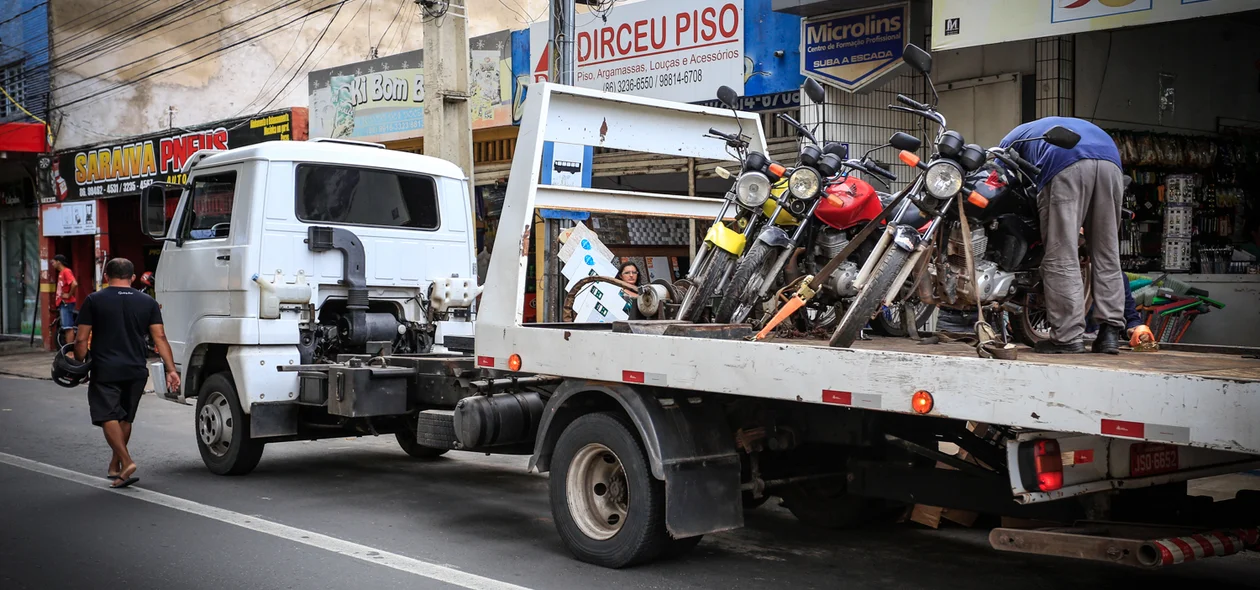 Reboque levando as motocicletas que estavam estacionadas em local proibido