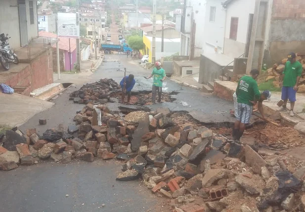 Recuperação da ladeira do bairro Aerolândia
