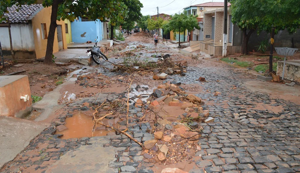 Rua cheia de entulho