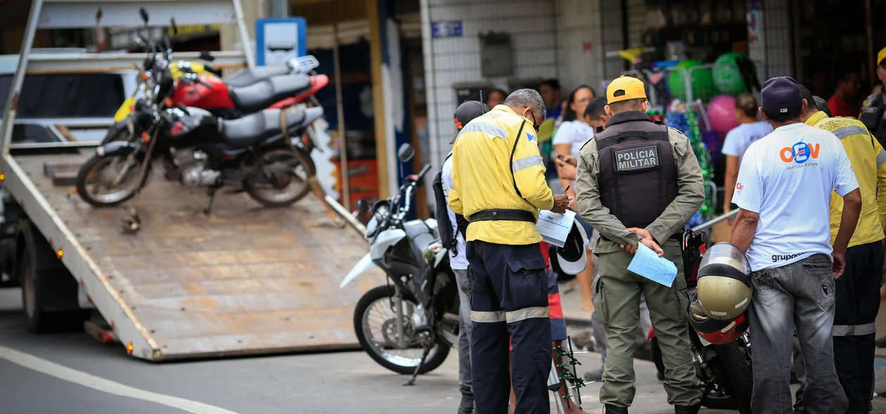 Strans multando motos que estavam estacionas na faixa exclusiva para ônibus 