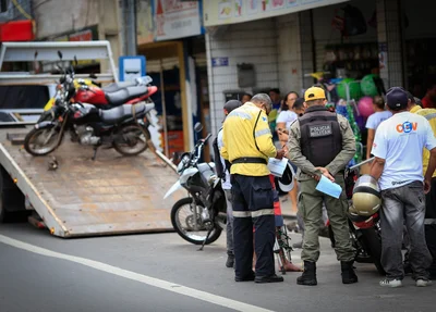 Strans multando motos que estavam estacionas na faixa exclusiva para ônibus 
