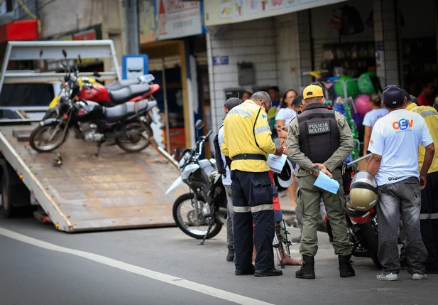 Strans multando motos que estavam estacionas na faixa exclusiva para ônibus 