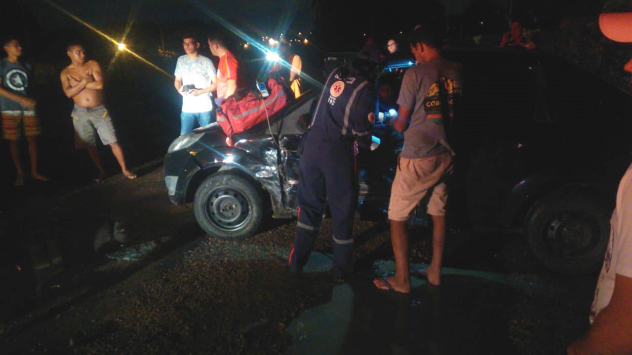 Táxi colide em outro veículo na zona sudeste de Teresina