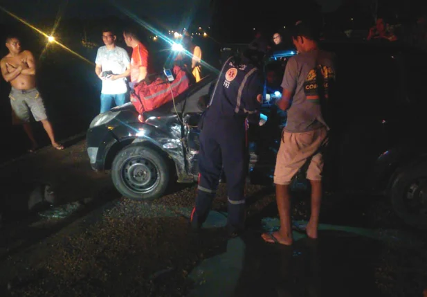 Táxi colide em outro veículo na zona sudeste de Teresina