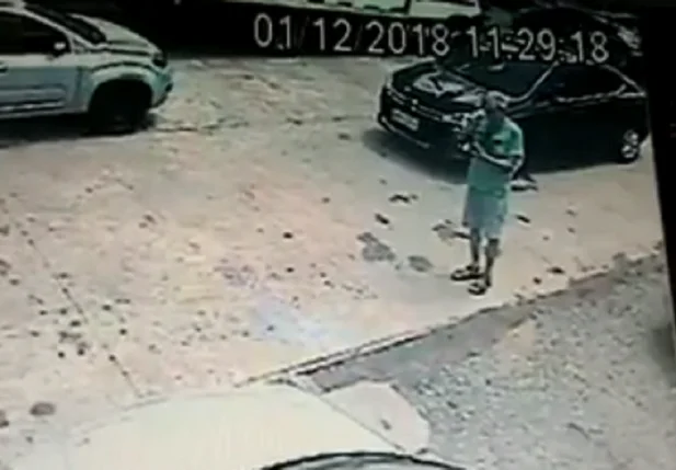 Vídeo mostra idoso sendo agredido