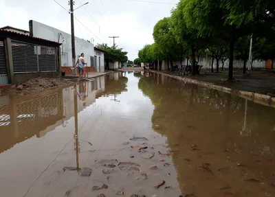 A rua ainda possui bastante água acumuladas 12 horas após a chuva