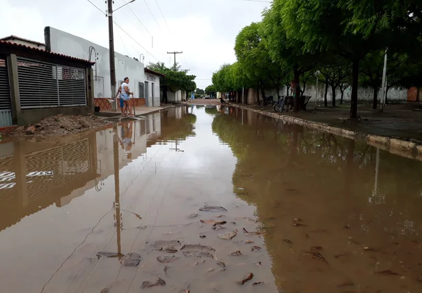 A rua ainda possui bastante água acumuladas 12 horas após a chuva