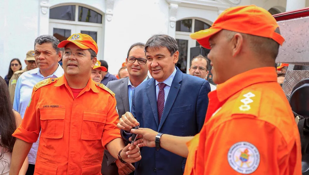 Coronel Carlos Frederico e Major Rivelino Moura recebem chave de viatura dos bombeiros