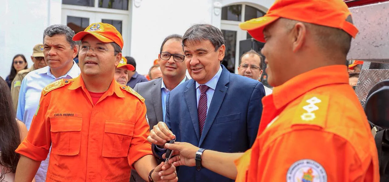 Coronel Carlos Frederico e Major Rivelino Moura recebem chave de viatura dos bombeiros