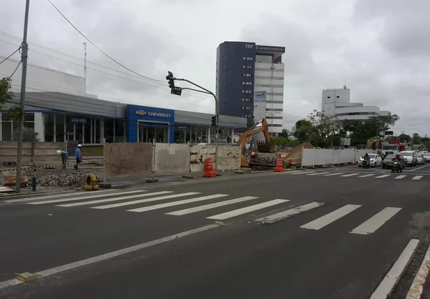 Cruzamento com a Rua Miguel Arcoverde foi bloqueado