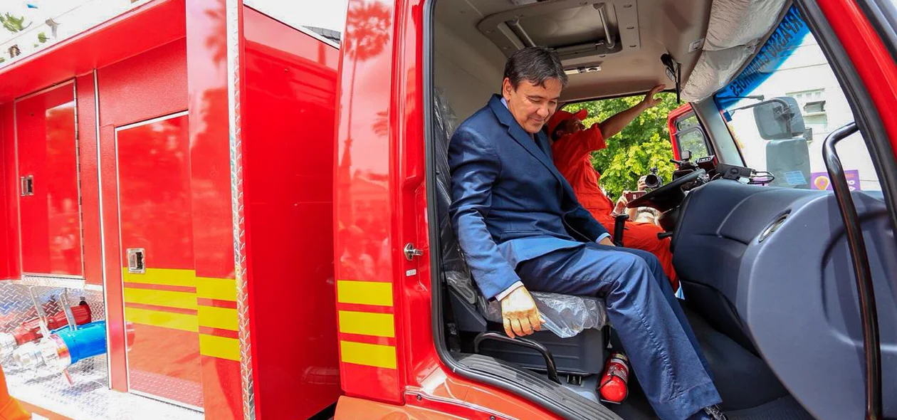 Entrega de viaturas do Corpo de Bombeiros