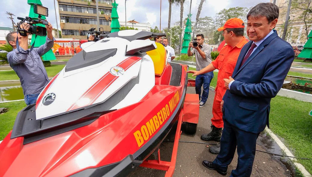 Governador Wellington Dias entrega de jet ski