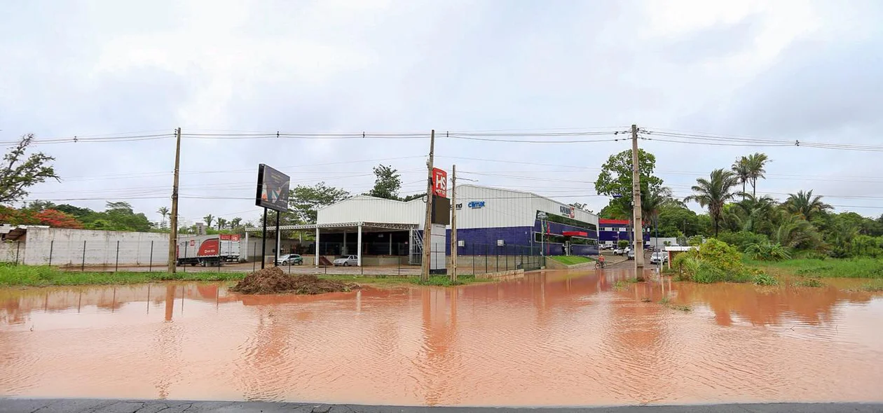 O trecho interditado fica em frente à Hot Sat